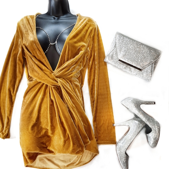 Golden Outfit - Picture 5 of 7